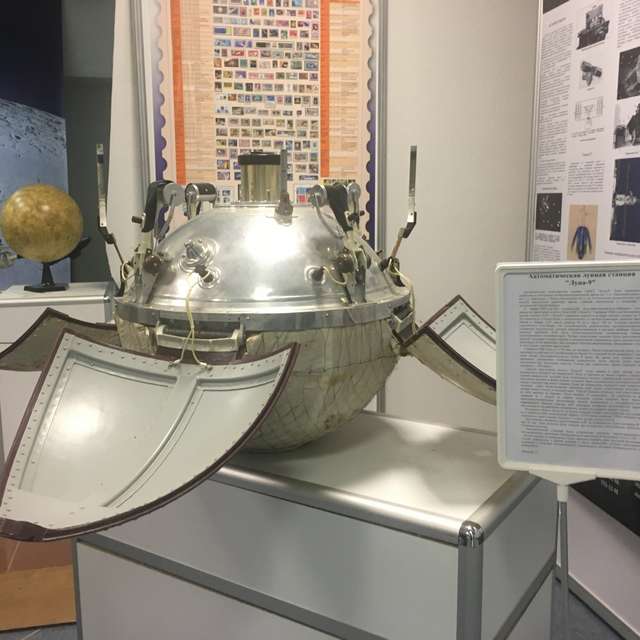 Спускаемый аппарат автоматической межпланетной станции Луна-9